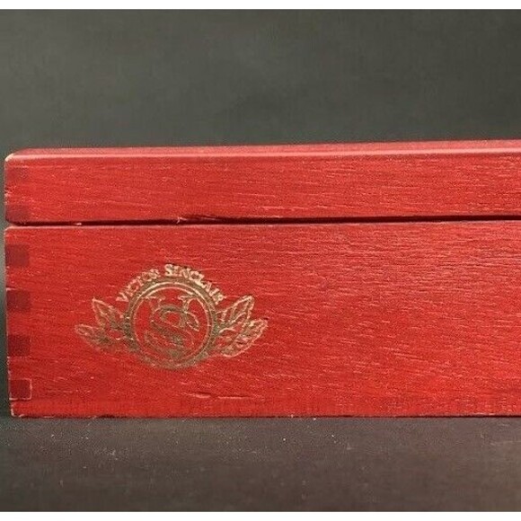 Victor Sinclair - 55 Series - Corojo  - Red - Hinged Wooden Cigar Box - Picture 5 of 7
